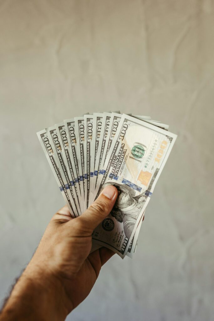can you live comfortably in saudi arabia on 7000 sar